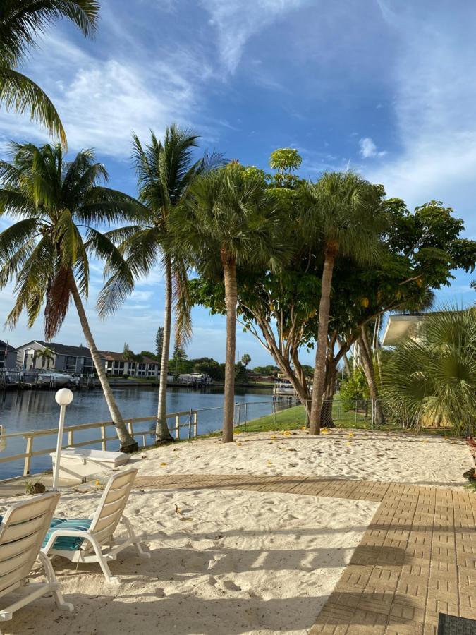 Hideaway Waterfront Resort Cape Coral Exterior photo