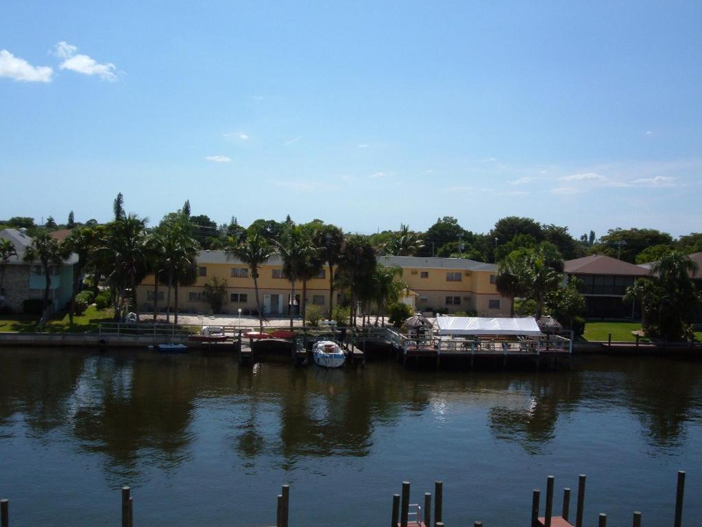 Hideaway Waterfront Resort Cape Coral Exterior photo