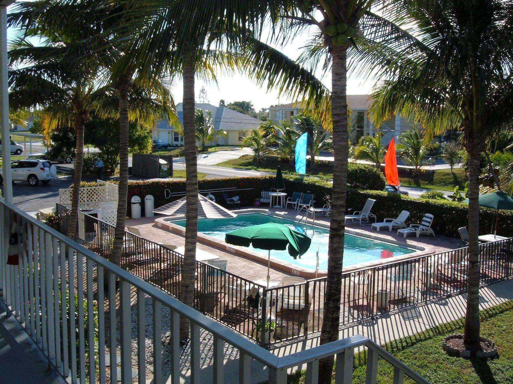 Hideaway Waterfront Resort Cape Coral Exterior photo