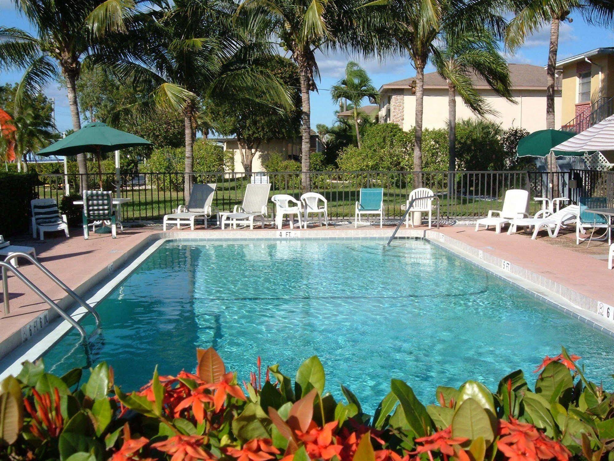 Hideaway Waterfront Resort Cape Coral Exterior photo